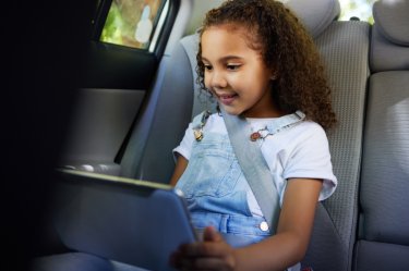 Film schauen ist einer von 12 Tipps für lange Autofahrten mit Kindern