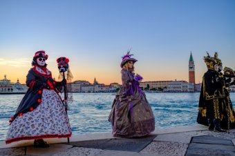 Menschen in bunten Kostümen bei der Karnevalsfeier in Venedig