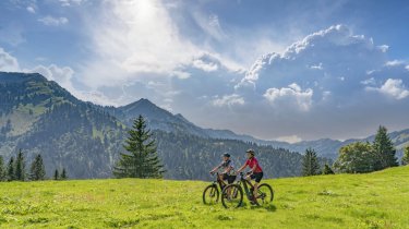 Zwei Radfahrer in den Bergen